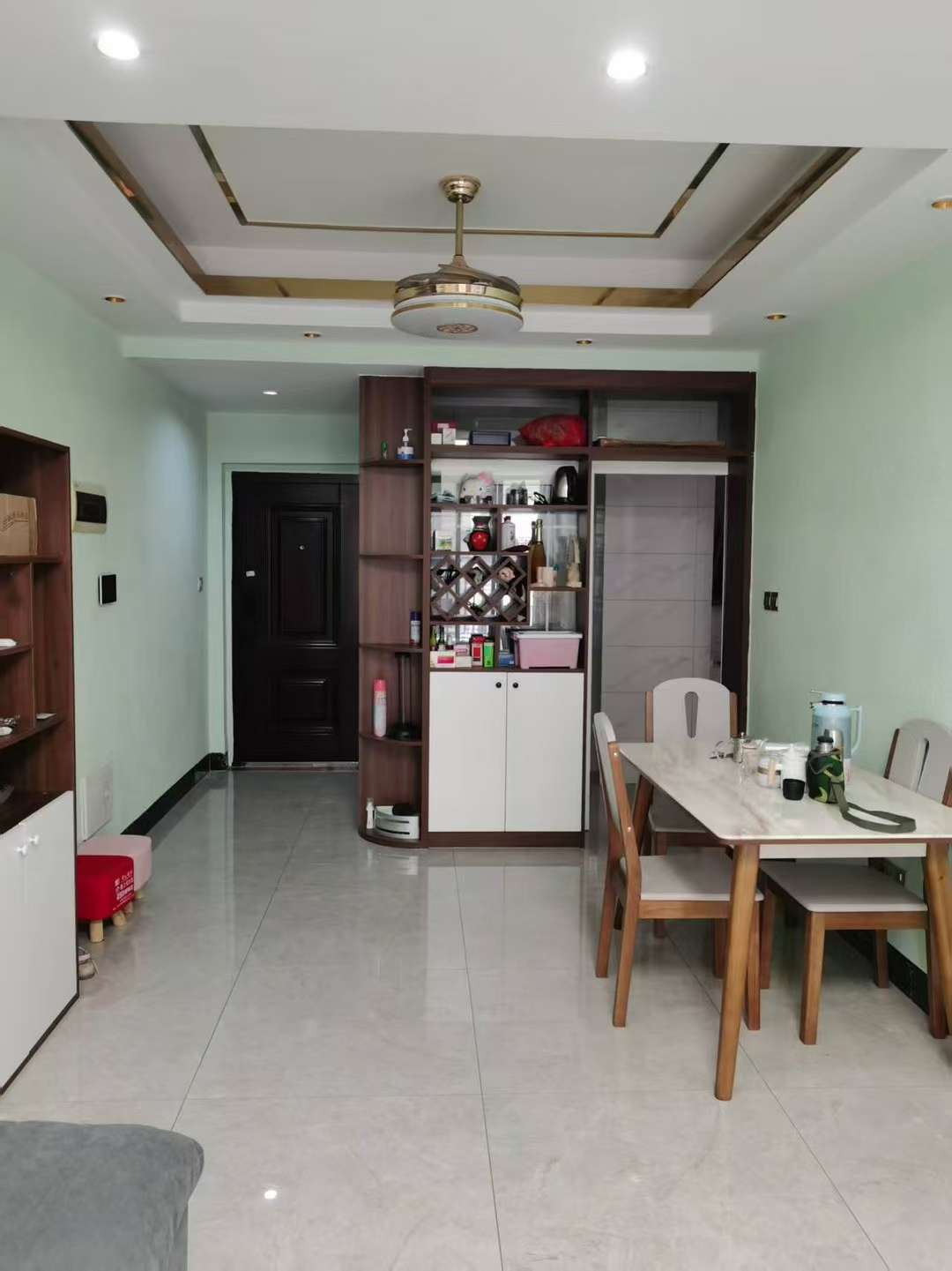 金桂悦邸，57万，93平米
标准三房，家具全送[庆祝]