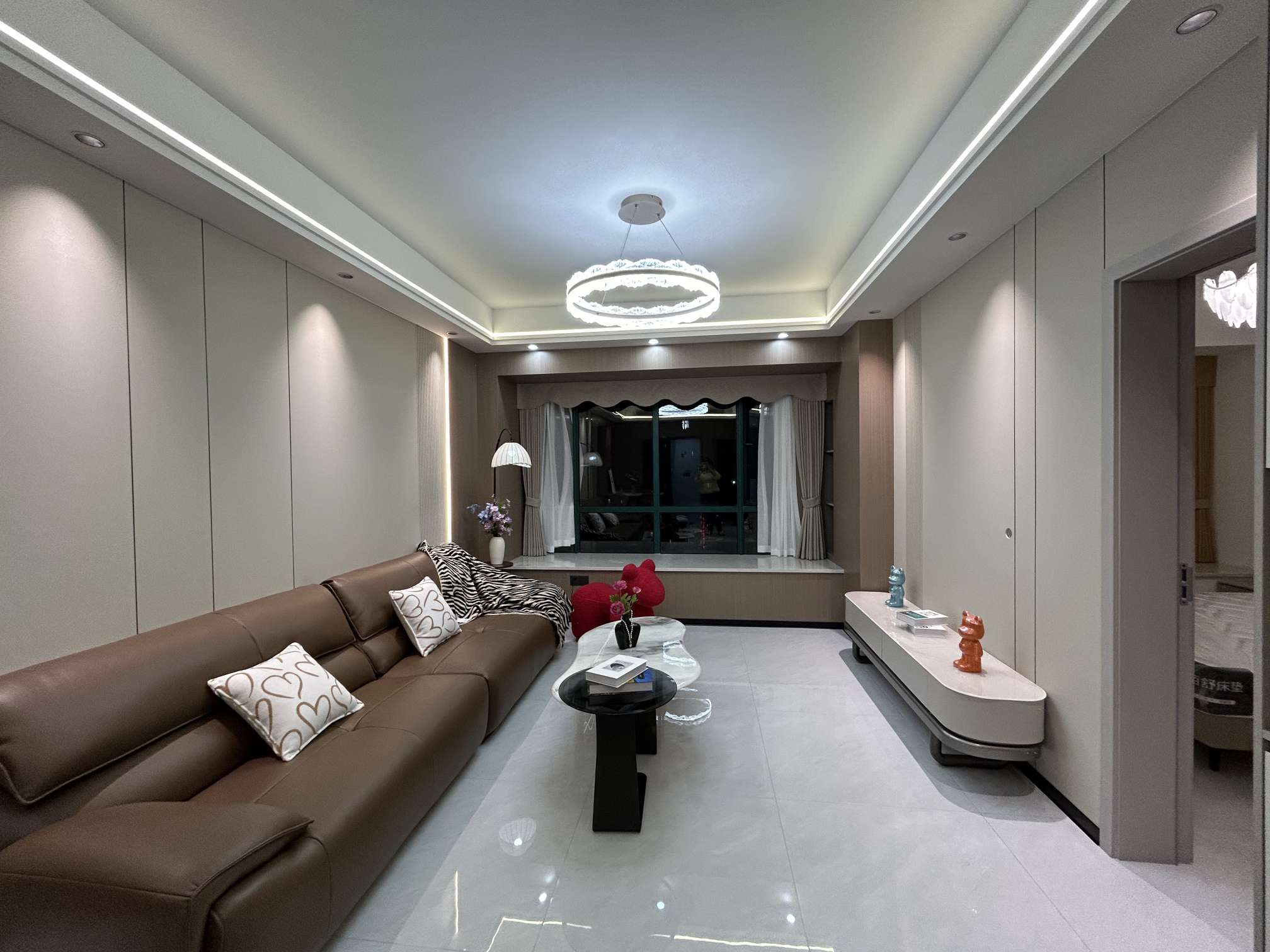 时代广场全新装三房，总价3字头