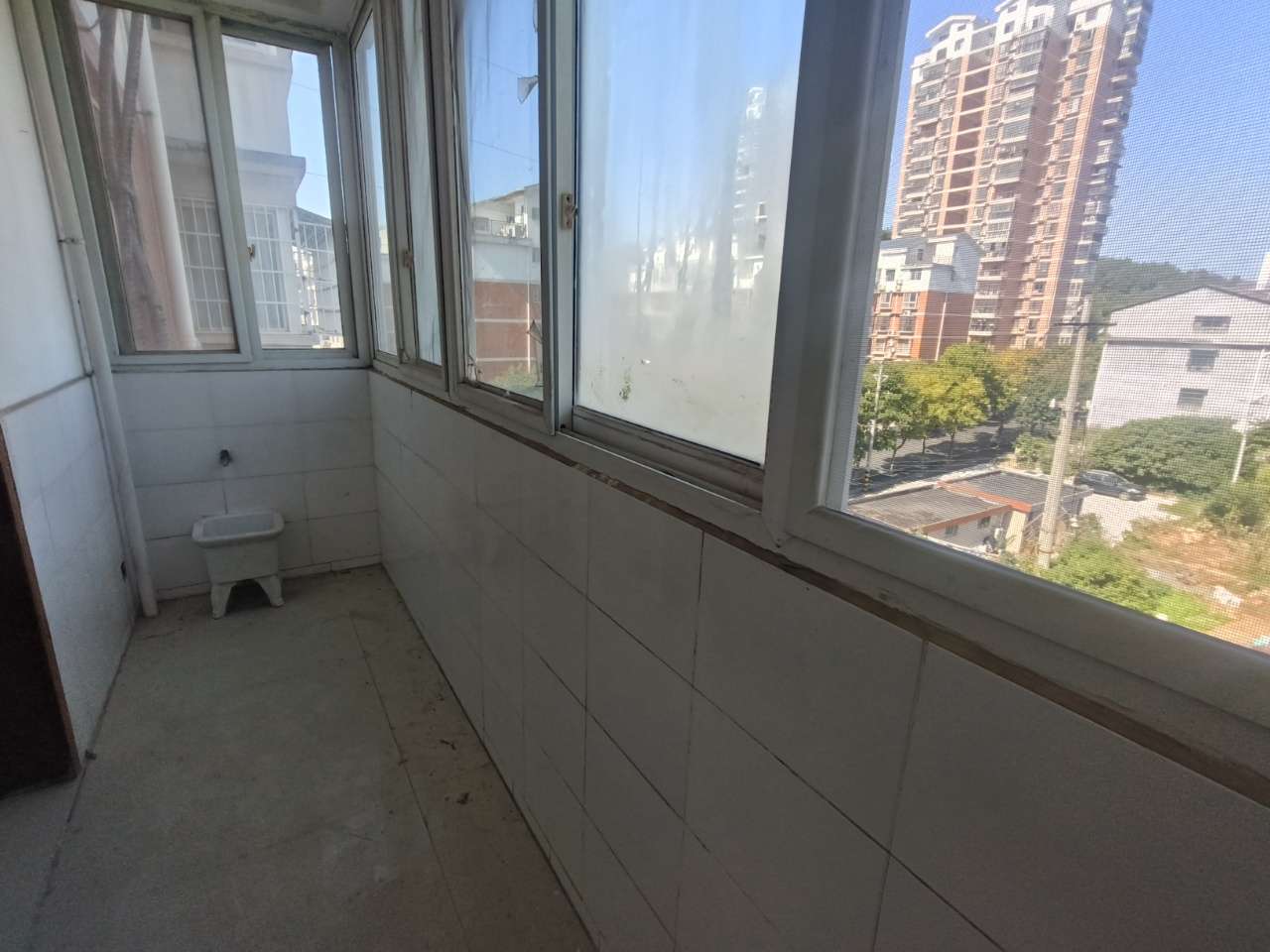 十六潭公园旁景泰花园，112平步梯3房 送阳光房，满五唯一